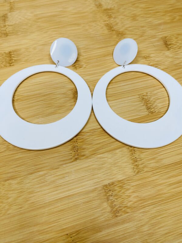 Boucles d’oreilles Chloé Blanches 01 – Image 3