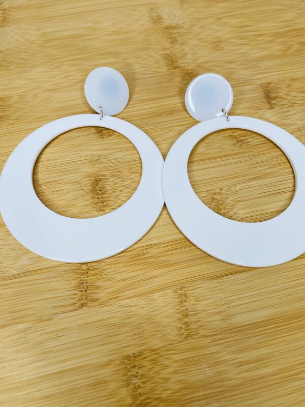 Boucles d’oreilles Chloé Blanches 01 – Image 4