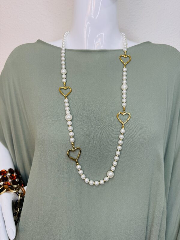 Collier Perles & Cœurs en Acier Doré – Image 3
