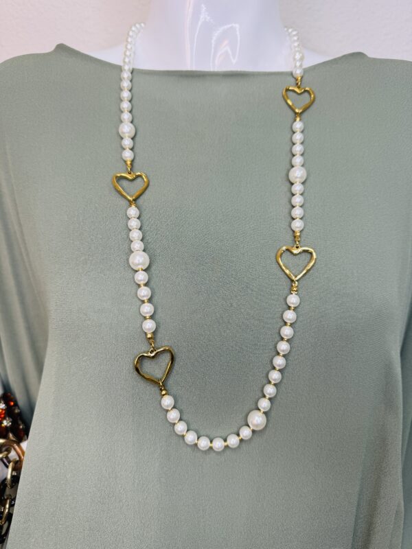 Collier Perles & Cœurs en Acier Doré – Image 2